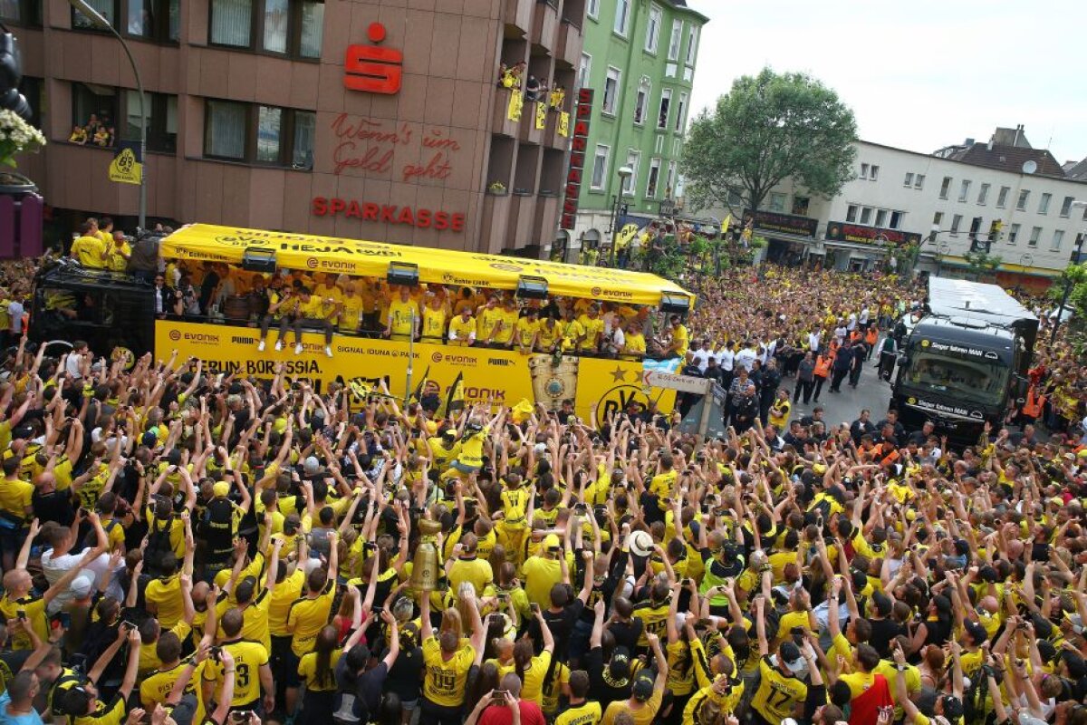 GALERIE FOTO + VIDEO Scene memorabile la Dortmund » Sute de mii de fani au sărbătorit în stradă cucerirea Cupei Germaniei