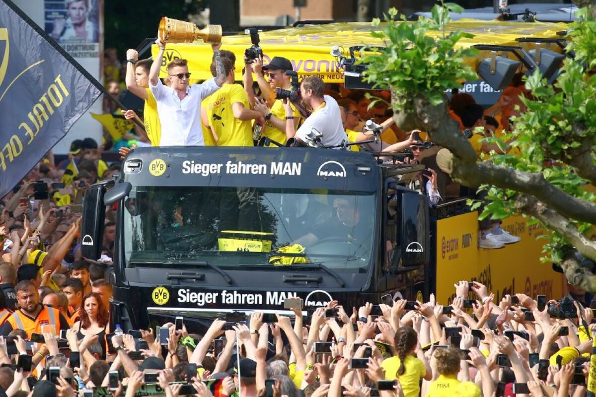 GALERIE FOTO + VIDEO Scene memorabile la Dortmund » Sute de mii de fani au sărbătorit în stradă cucerirea Cupei Germaniei