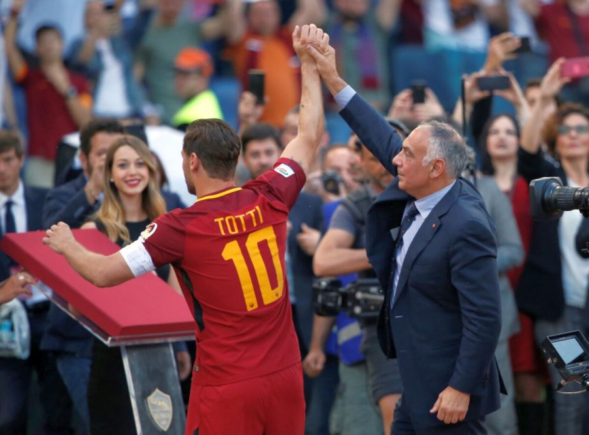 GALERIE FOTO Peluză pentru Totti! Cum l-au primit fanii pe legendarul fotbalist la ultimul meci pentru Roma + Mesajul lui Chivu