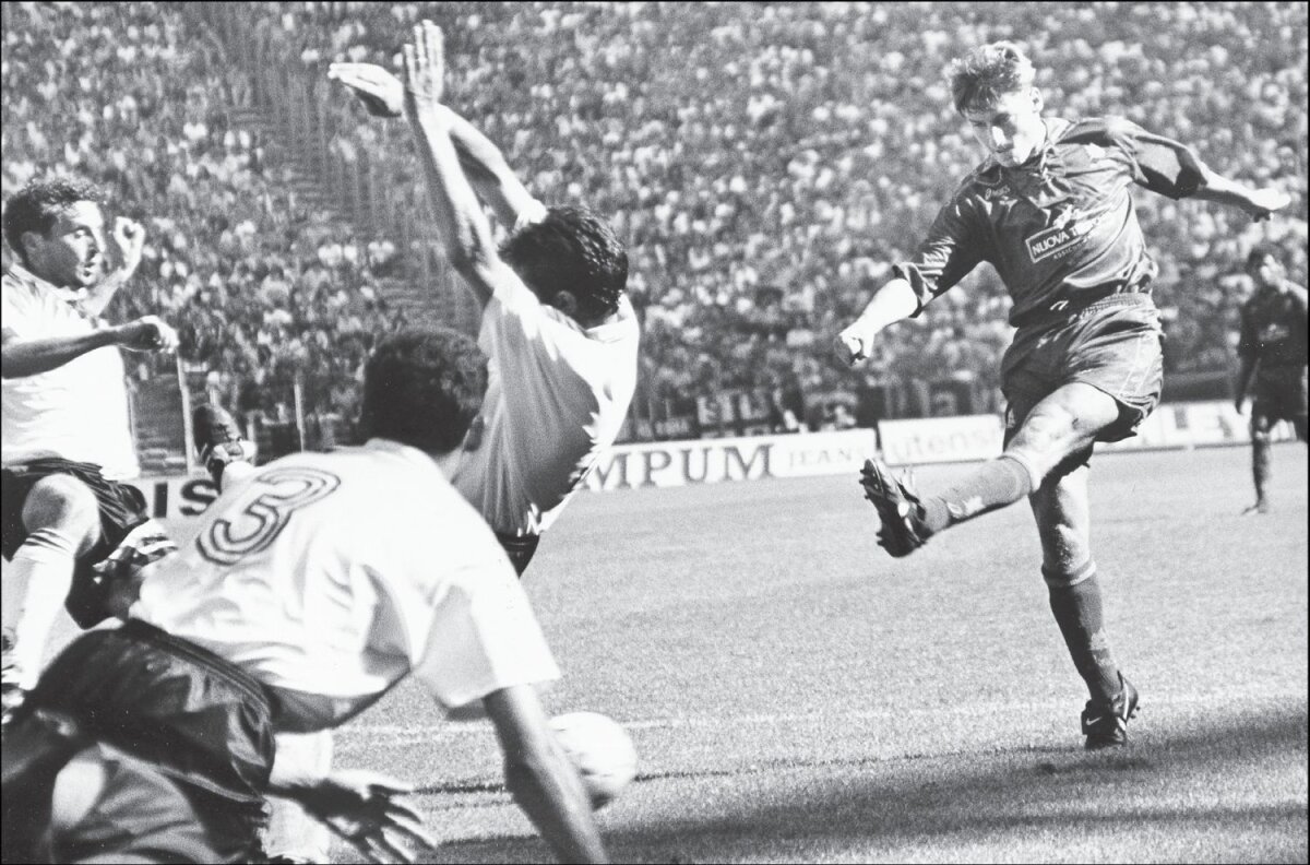 FOTO Ave, Papa Francesco! Fotbalistul s-a retras, rămâne legenda: Totti a pus ghetele în cui după 25 de sezoane la Roma