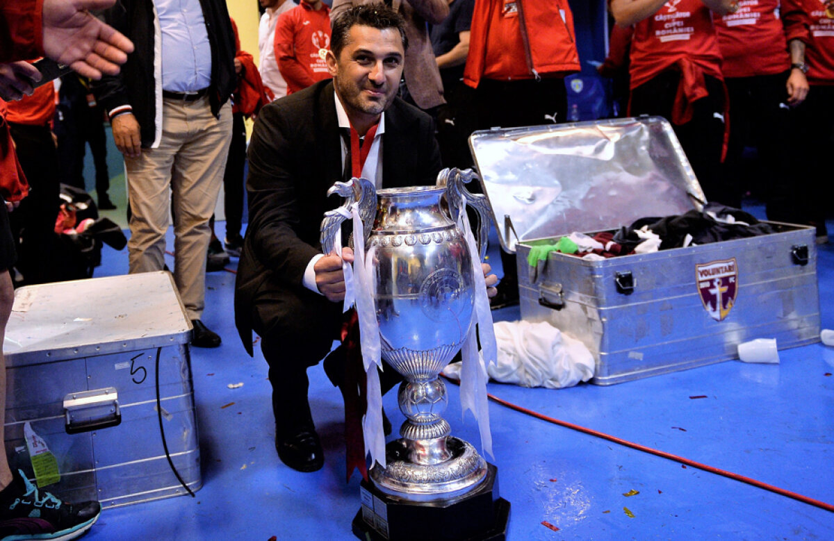 FOTO Clau-gol a devenit Mister Niculescu » Cum și-a resuscitat "Lunetistul" echipa în pauza finalei: "Dădeați apa cu mătura!"