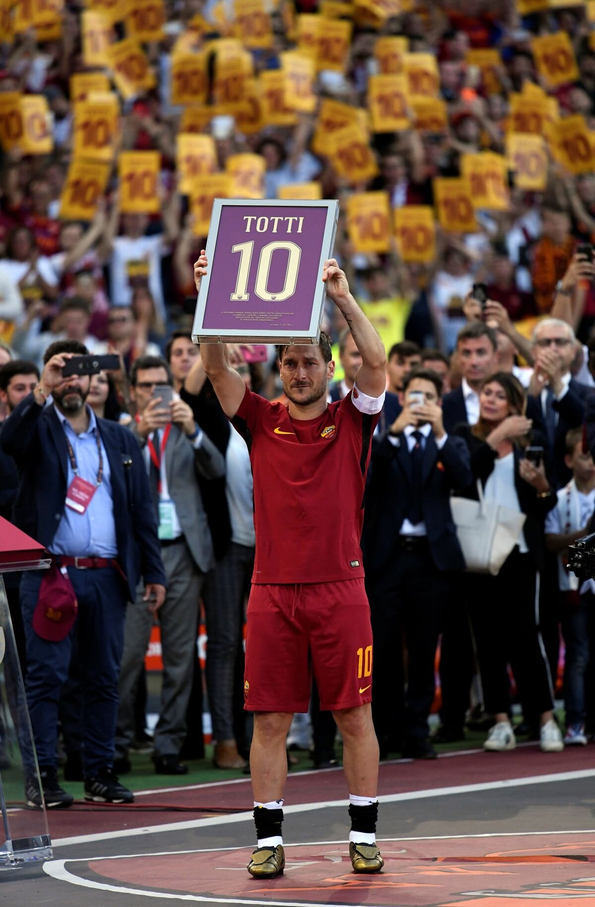 FOTO Ave, Papa Francesco! Fotbalistul s-a retras, rămâne legenda: Totti a pus ghetele în cui după 25 de sezoane la Roma