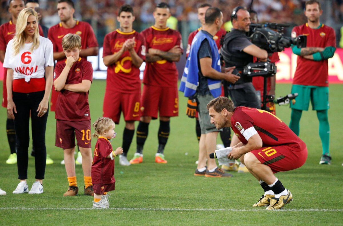 FOTO Ave, Papa Francesco! Fotbalistul s-a retras, rămâne legenda: Totti a pus ghetele în cui după 25 de sezoane la Roma