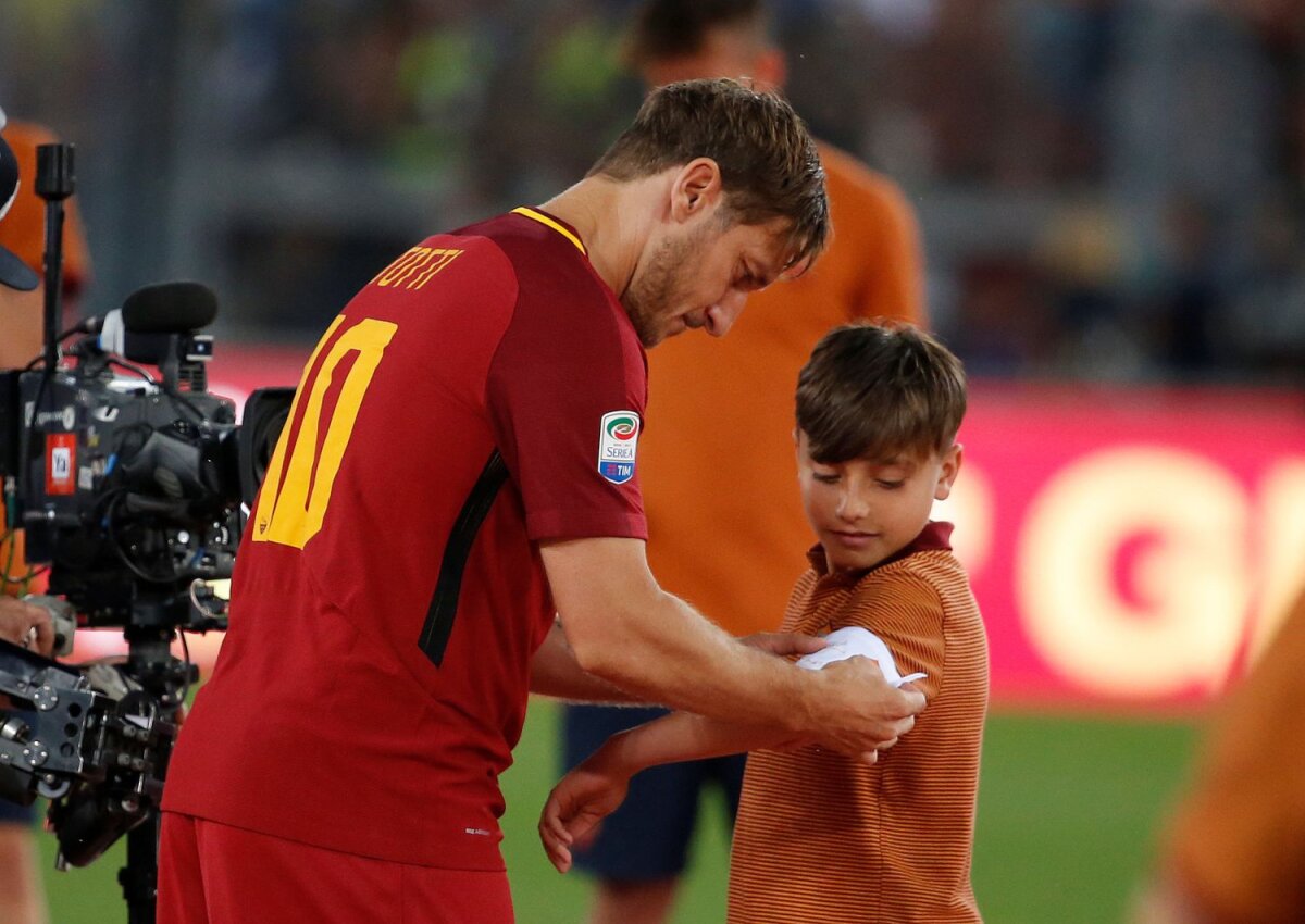 FOTO Ave, Papa Francesco! Fotbalistul s-a retras, rămâne legenda: Totti a pus ghetele în cui după 25 de sezoane la Roma