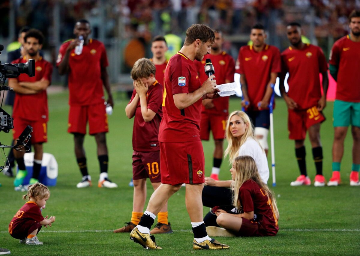 FOTO Ave, Papa Francesco! Fotbalistul s-a retras, rămâne legenda: Totti a pus ghetele în cui după 25 de sezoane la Roma