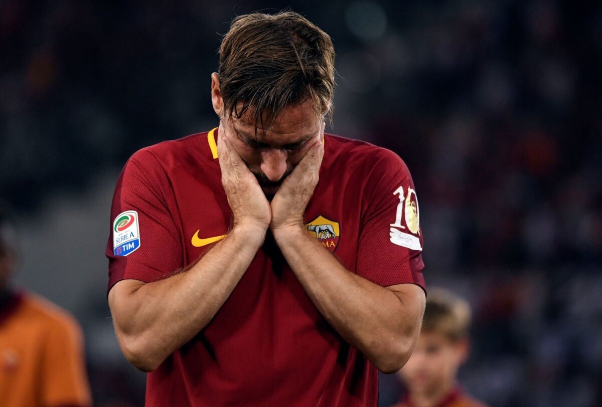 FOTO Ave, Papa Francesco! Fotbalistul s-a retras, rămâne legenda: Totti a pus ghetele în cui după 25 de sezoane la Roma