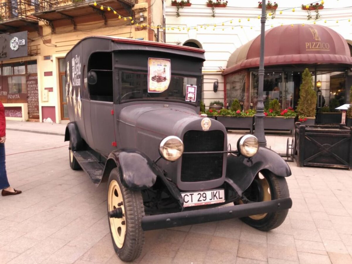GALERIE FOTO Spectacolul boem al maşinilor vintage! Superimagini din Piața Ovidiu + mașina construită special pentru Ceaușescu a putut fi admirată de oameni