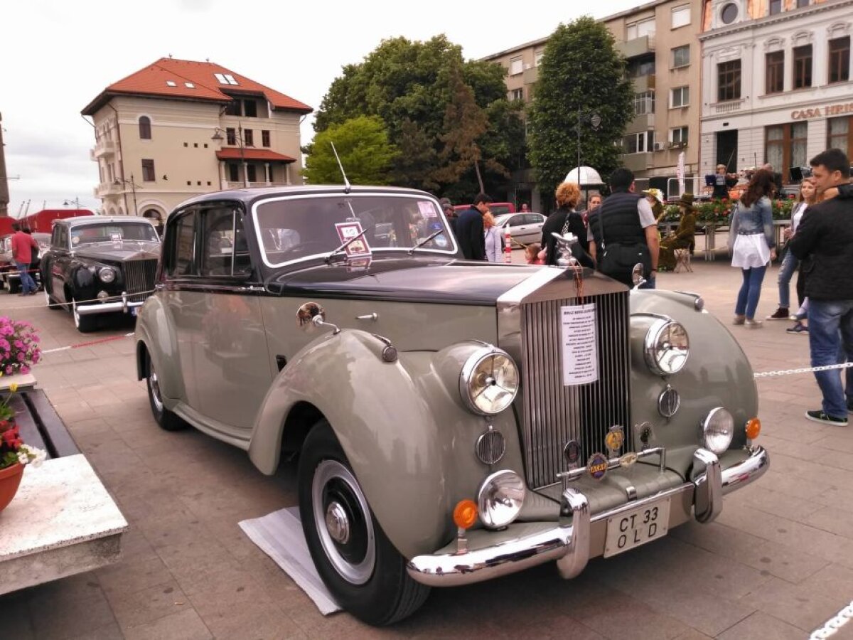 GALERIE FOTO Spectacolul boem al maşinilor vintage! Superimagini din Piața Ovidiu + mașina construită special pentru Ceaușescu a putut fi admirată de oameni