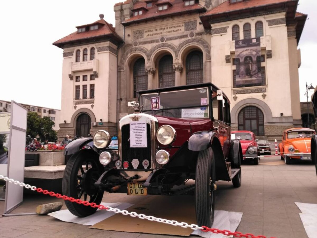 GALERIE FOTO Spectacolul boem al maşinilor vintage! Superimagini din Piața Ovidiu + mașina construită special pentru Ceaușescu a putut fi admirată de oameni