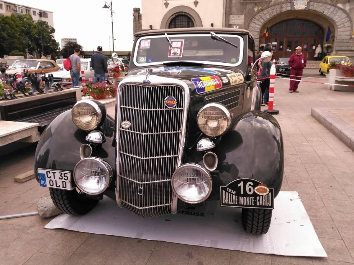 GALERIE FOTO Spectacolul boem al maşinilor vintage! Superimagini din Piața Ovidiu + mașina construită special pentru Ceaușescu a putut fi admirată de oameni