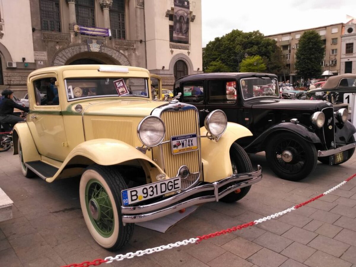 GALERIE FOTO Spectacolul boem al maşinilor vintage! Superimagini din Piața Ovidiu + mașina construită special pentru Ceaușescu a putut fi admirată de oameni
