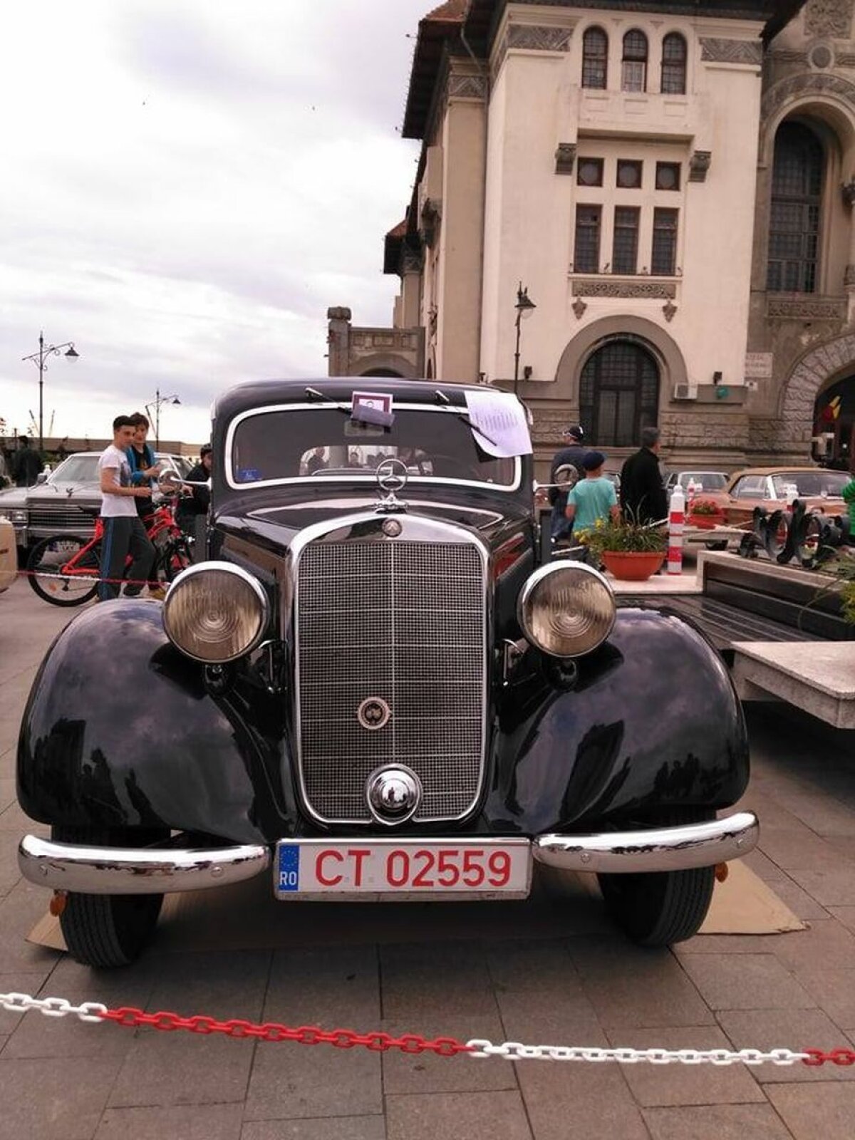 GALERIE FOTO Spectacolul boem al maşinilor vintage! Superimagini din Piața Ovidiu + mașina construită special pentru Ceaușescu a putut fi admirată de oameni