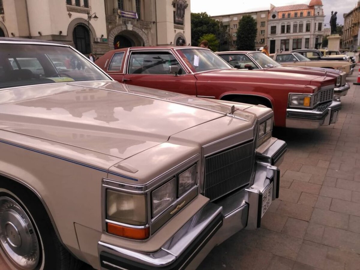 GALERIE FOTO Spectacolul boem al maşinilor vintage! Superimagini din Piața Ovidiu + mașina construită special pentru Ceaușescu a putut fi admirată de oameni