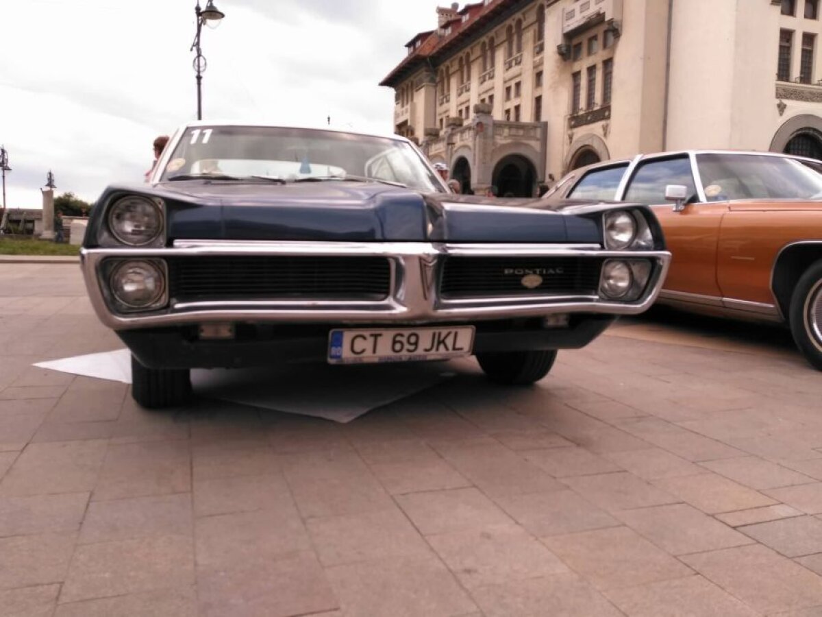 GALERIE FOTO Spectacolul boem al maşinilor vintage! Superimagini din Piața Ovidiu + mașina construită special pentru Ceaușescu a putut fi admirată de oameni