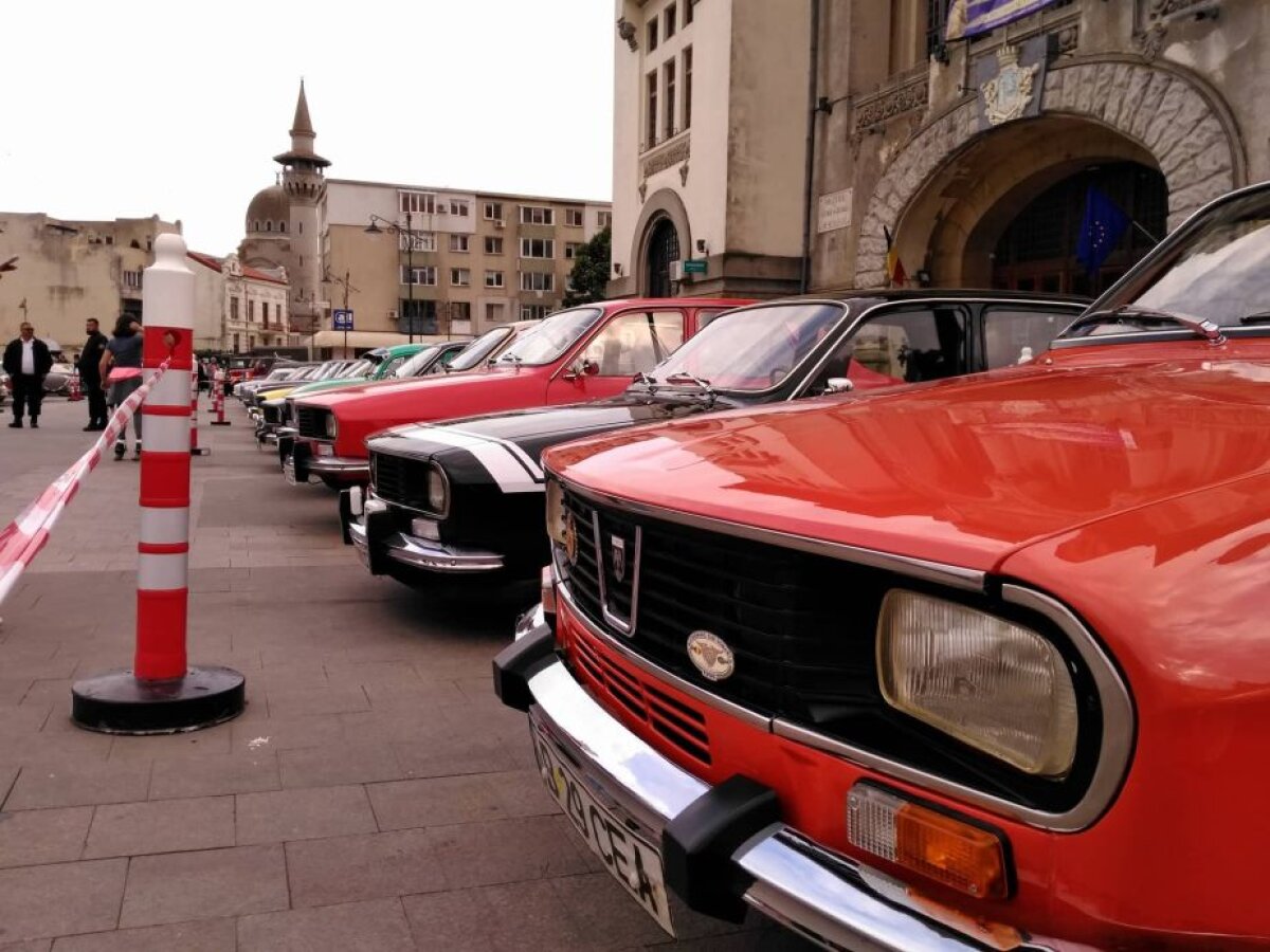 GALERIE FOTO Spectacolul boem al maşinilor vintage! Superimagini din Piața Ovidiu + mașina construită special pentru Ceaușescu a putut fi admirată de oameni