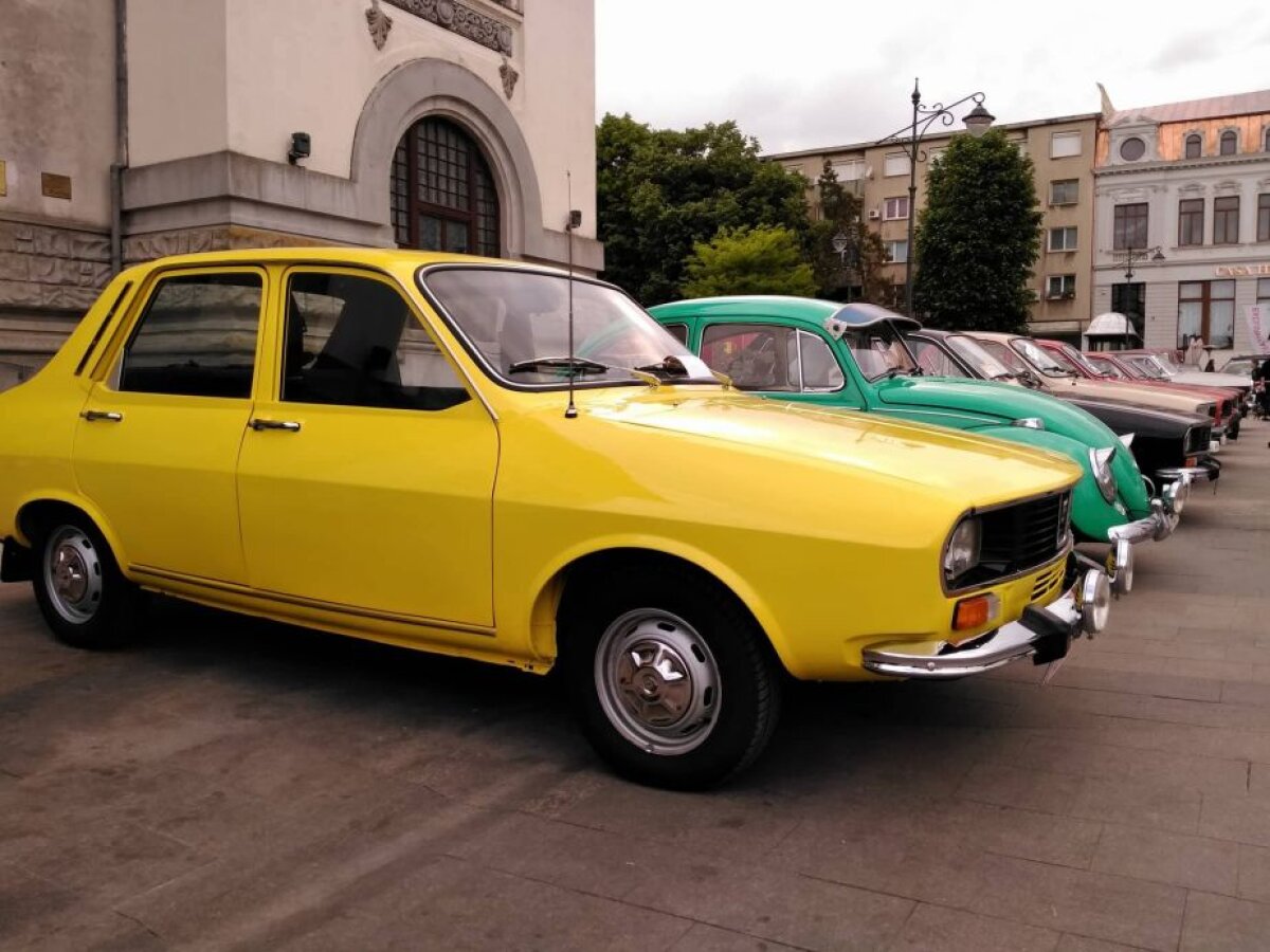 GALERIE FOTO Spectacolul boem al maşinilor vintage! Superimagini din Piața Ovidiu + mașina construită special pentru Ceaușescu a putut fi admirată de oameni