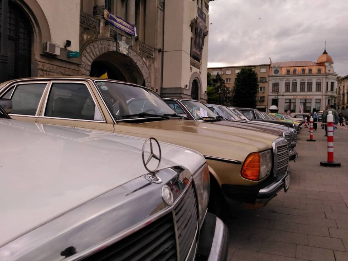 GALERIE FOTO Spectacolul boem al maşinilor vintage! Superimagini din Piața Ovidiu + mașina construită special pentru Ceaușescu a putut fi admirată de oameni