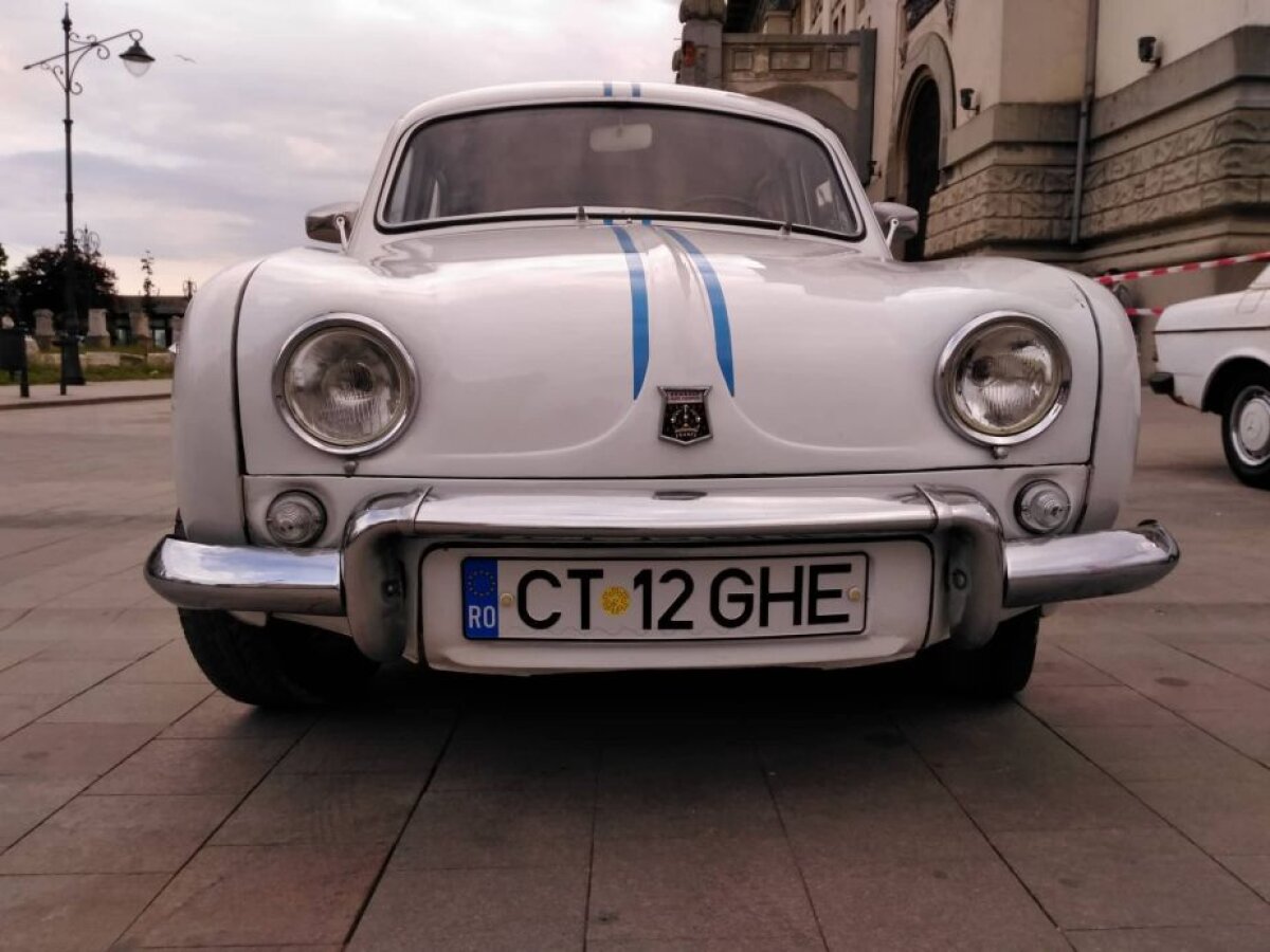 GALERIE FOTO Spectacolul boem al maşinilor vintage! Superimagini din Piața Ovidiu + mașina construită special pentru Ceaușescu a putut fi admirată de oameni