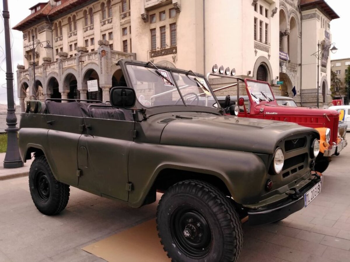 GALERIE FOTO Spectacolul boem al maşinilor vintage! Superimagini din Piața Ovidiu + mașina construită special pentru Ceaușescu a putut fi admirată de oameni