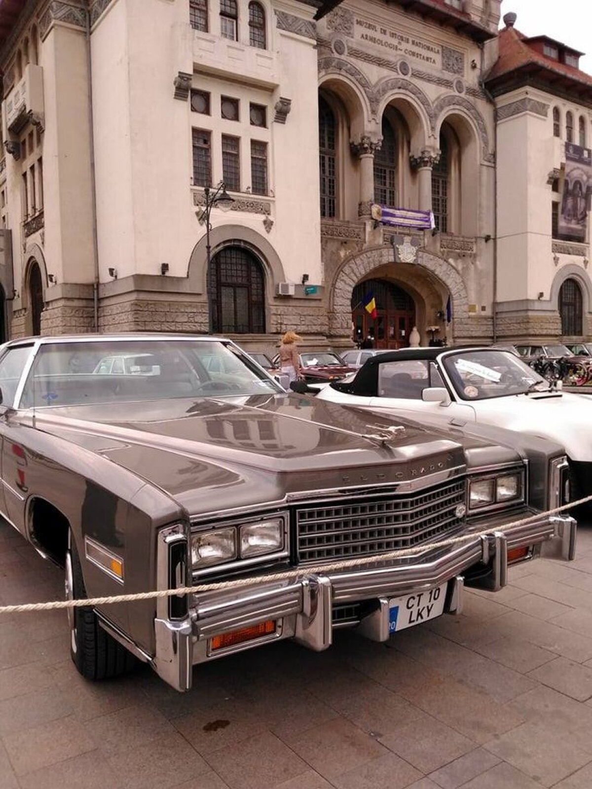 GALERIE FOTO Spectacolul boem al maşinilor vintage! Superimagini din Piața Ovidiu + mașina construită special pentru Ceaușescu a putut fi admirată de oameni