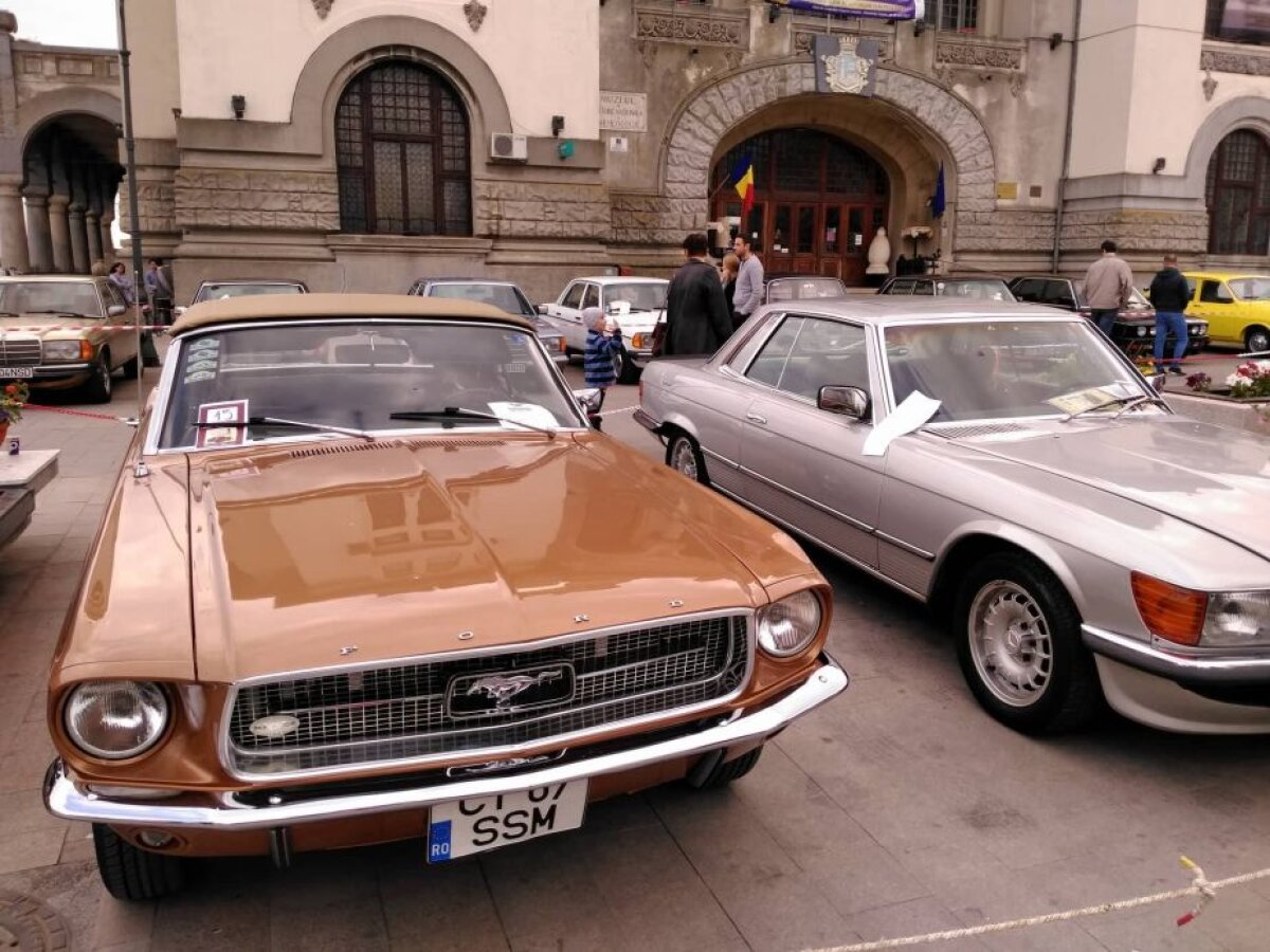 GALERIE FOTO Spectacolul boem al maşinilor vintage! Superimagini din Piața Ovidiu + mașina construită special pentru Ceaușescu a putut fi admirată de oameni