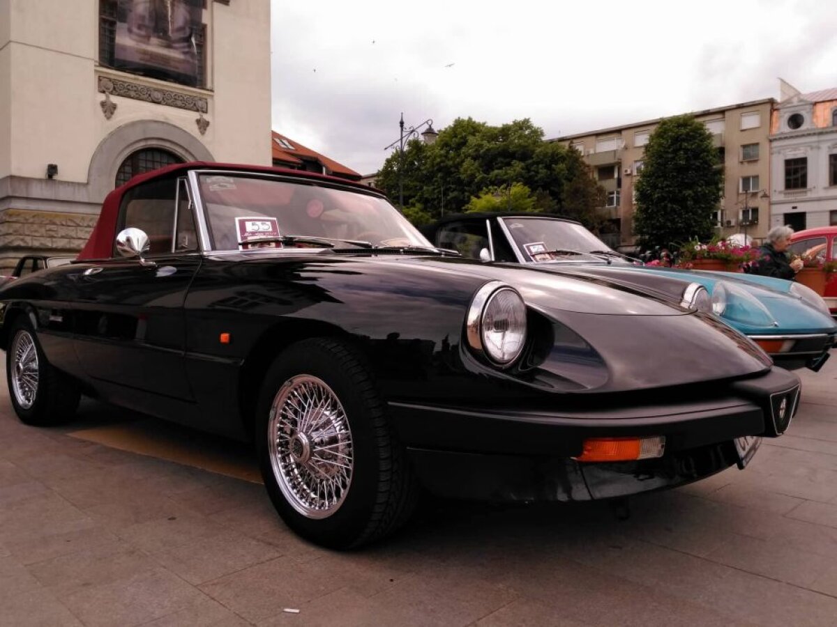 GALERIE FOTO Spectacolul boem al maşinilor vintage! Superimagini din Piața Ovidiu + mașina construită special pentru Ceaușescu a putut fi admirată de oameni