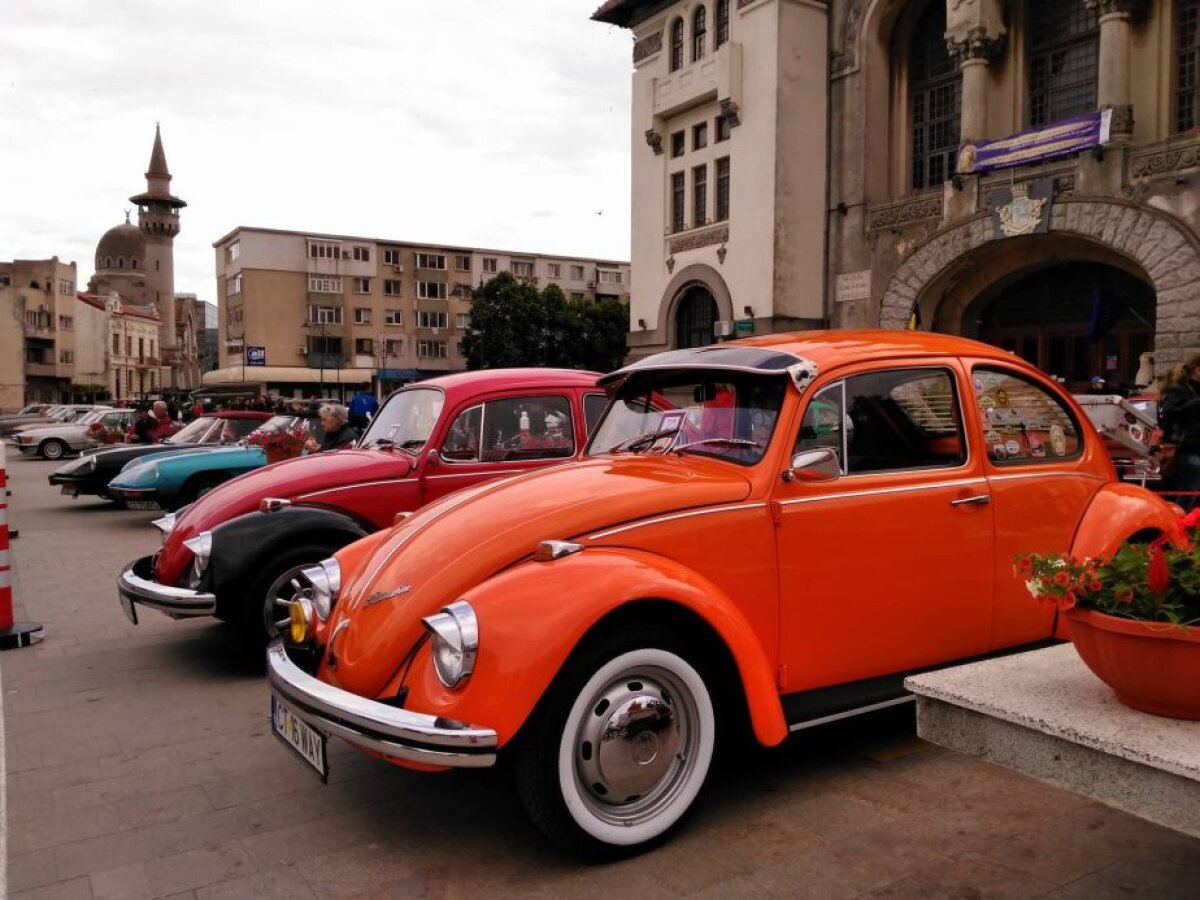 GALERIE FOTO Spectacolul boem al maşinilor vintage! Superimagini din Piața Ovidiu + mașina construită special pentru Ceaușescu a putut fi admirată de oameni