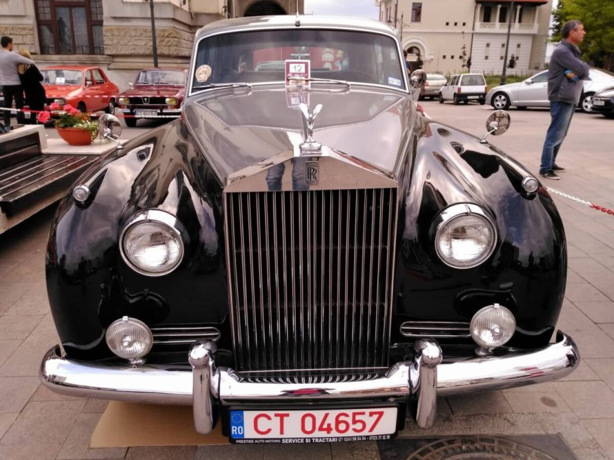 GALERIE FOTO Spectacolul boem al maşinilor vintage! Superimagini din Piața Ovidiu + mașina construită special pentru Ceaușescu a putut fi admirată de oameni