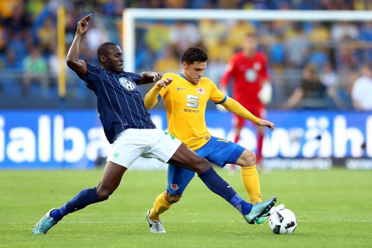 FOTO+VIDEO Dramatism și luptă teribilă pentru Bundesliga! Wolfsburg trece de Braunschweig și rămâne la masa bogaților, după o partidă electrizantă. Haos cu fanii la final