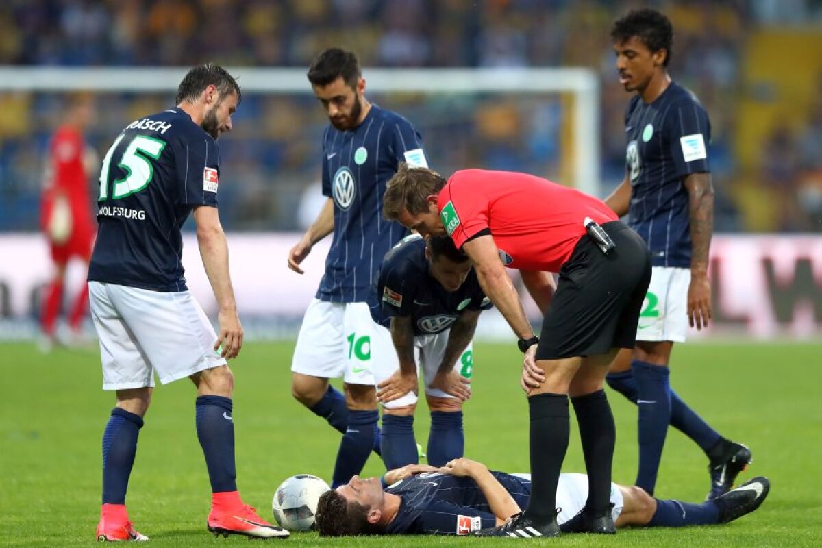 FOTO+VIDEO Dramatism și luptă teribilă pentru Bundesliga! Wolfsburg trece de Braunschweig și rămâne la masa bogaților, după o partidă electrizantă. Haos cu fanii la final