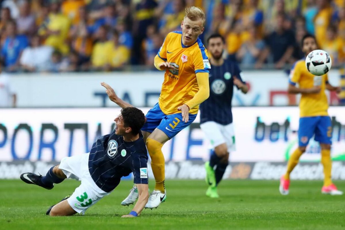 FOTO+VIDEO Dramatism și luptă teribilă pentru Bundesliga! Wolfsburg trece de Braunschweig și rămâne la masa bogaților, după o partidă electrizantă. Haos cu fanii la final