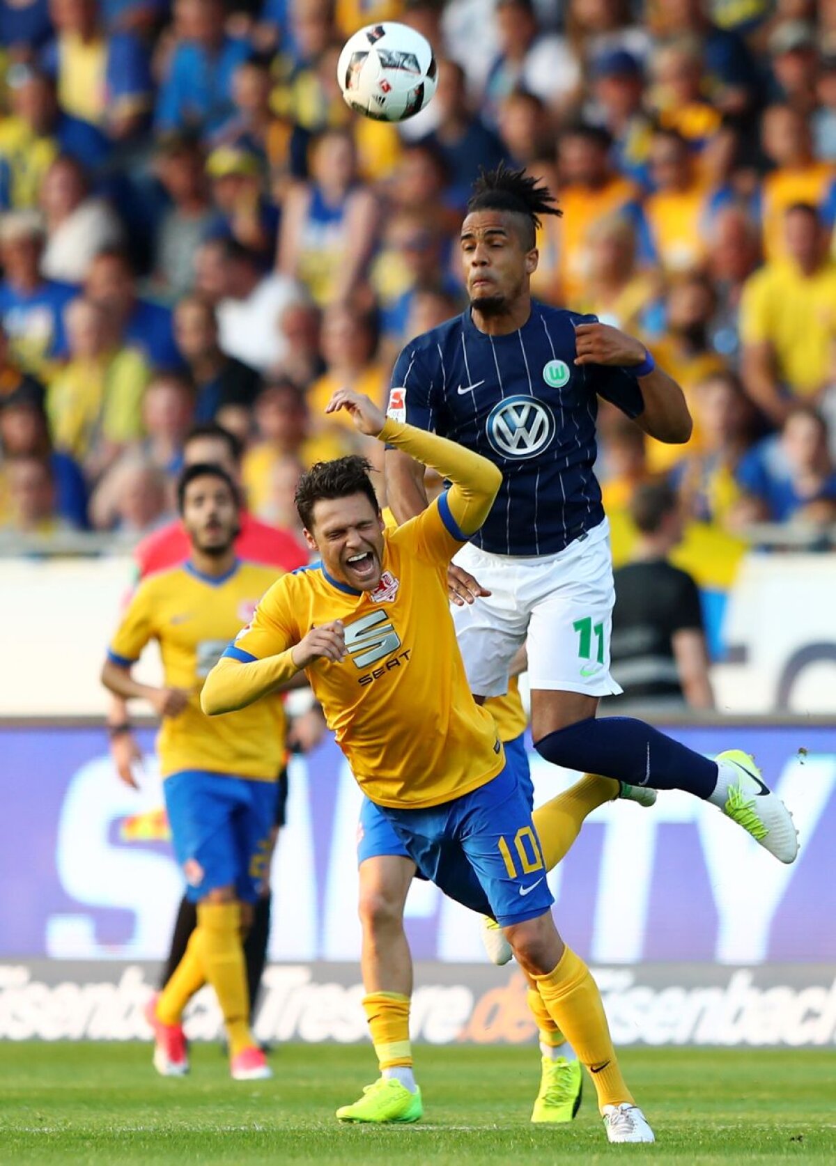 FOTO+VIDEO Dramatism și luptă teribilă pentru Bundesliga! Wolfsburg trece de Braunschweig și rămâne la masa bogaților, după o partidă electrizantă. Haos cu fanii la final