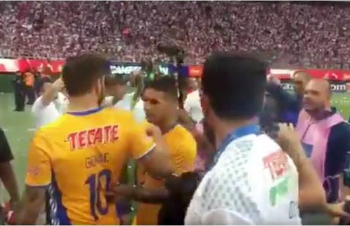 VIDEO + FOTO Un internațional francez a făcut scandal după ce a pierdut finala! A lovit un reporter și s-a certat cu președintele Ligii