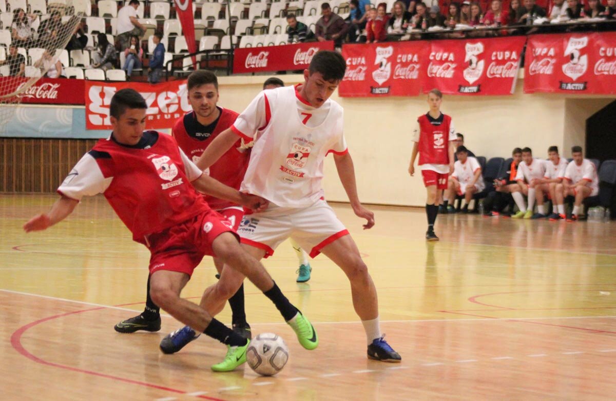 Craiova, dublu Maxima » Fetele de la Liceul Tehnologic Auto şi băieţii de la Colegiul Tehnic Energetic s-au calificat în finala Cupei Coca-Cola