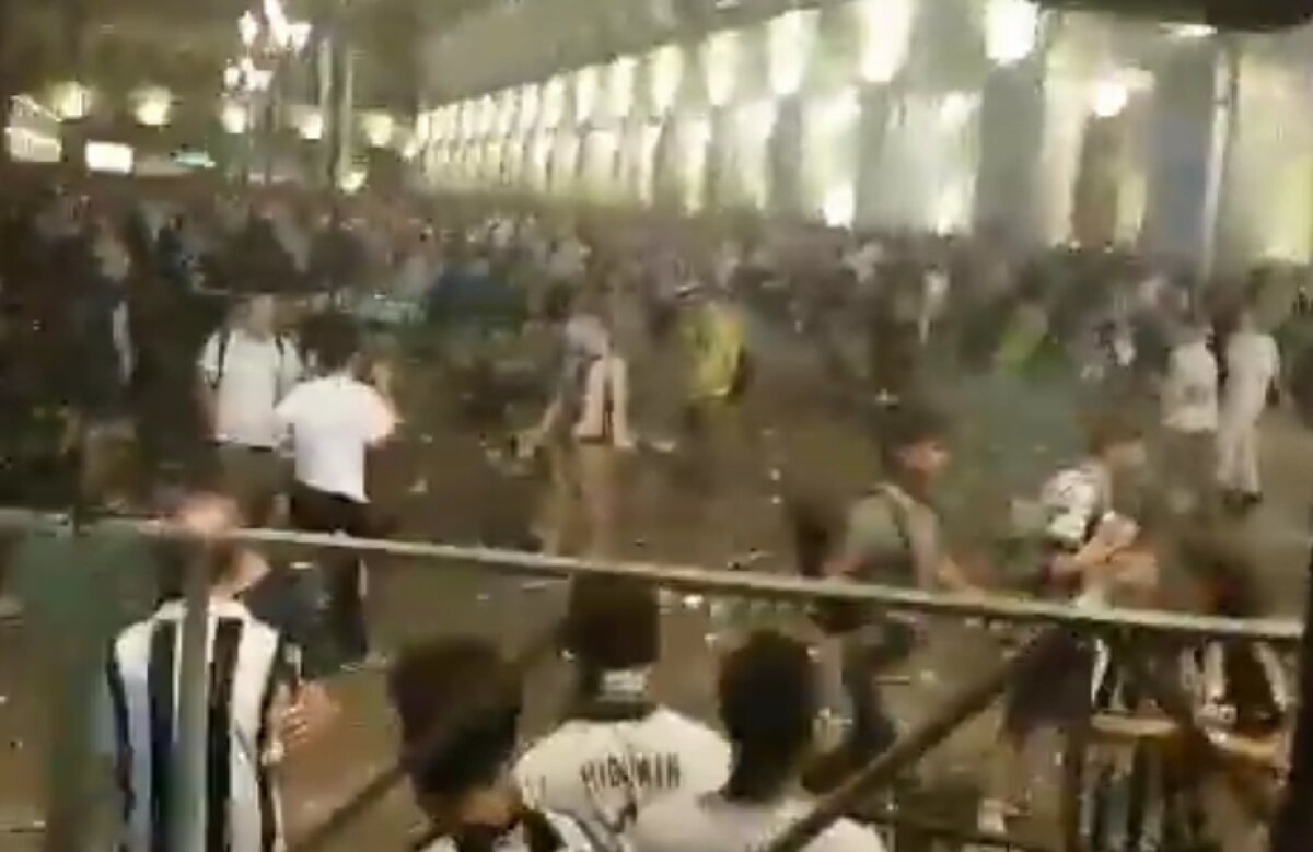 VIDEO UPDATE: Sute de răniți! Panică generală la Torino: suporterii care urmăreau meciul la stadion au început să fugă pe neașteptate. Atenție: imagini dure!