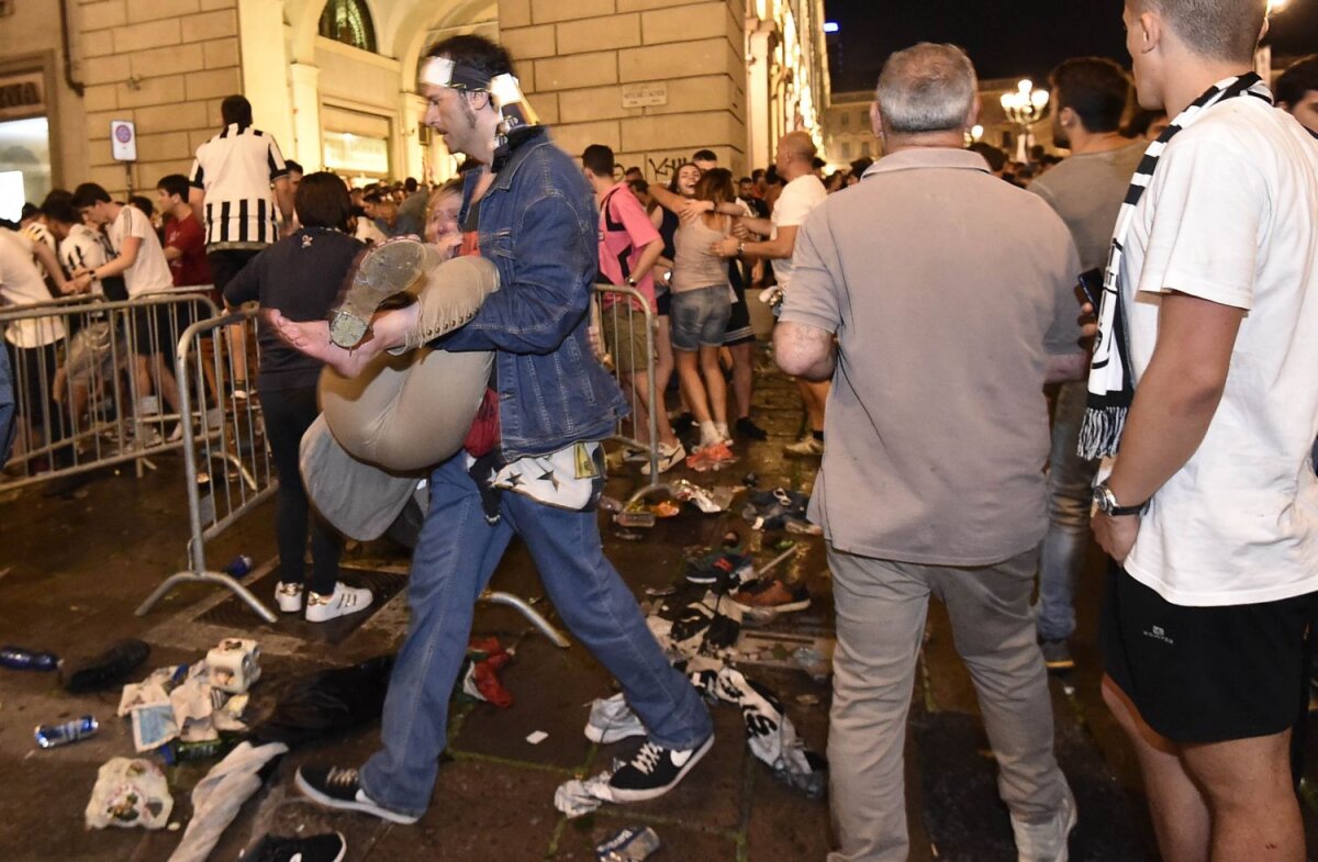 VIDEO UPDATE: Sute de răniți! Panică generală la Torino: suporterii care urmăreau meciul la stadion au început să fugă pe neașteptate. Atenție: imagini dure!