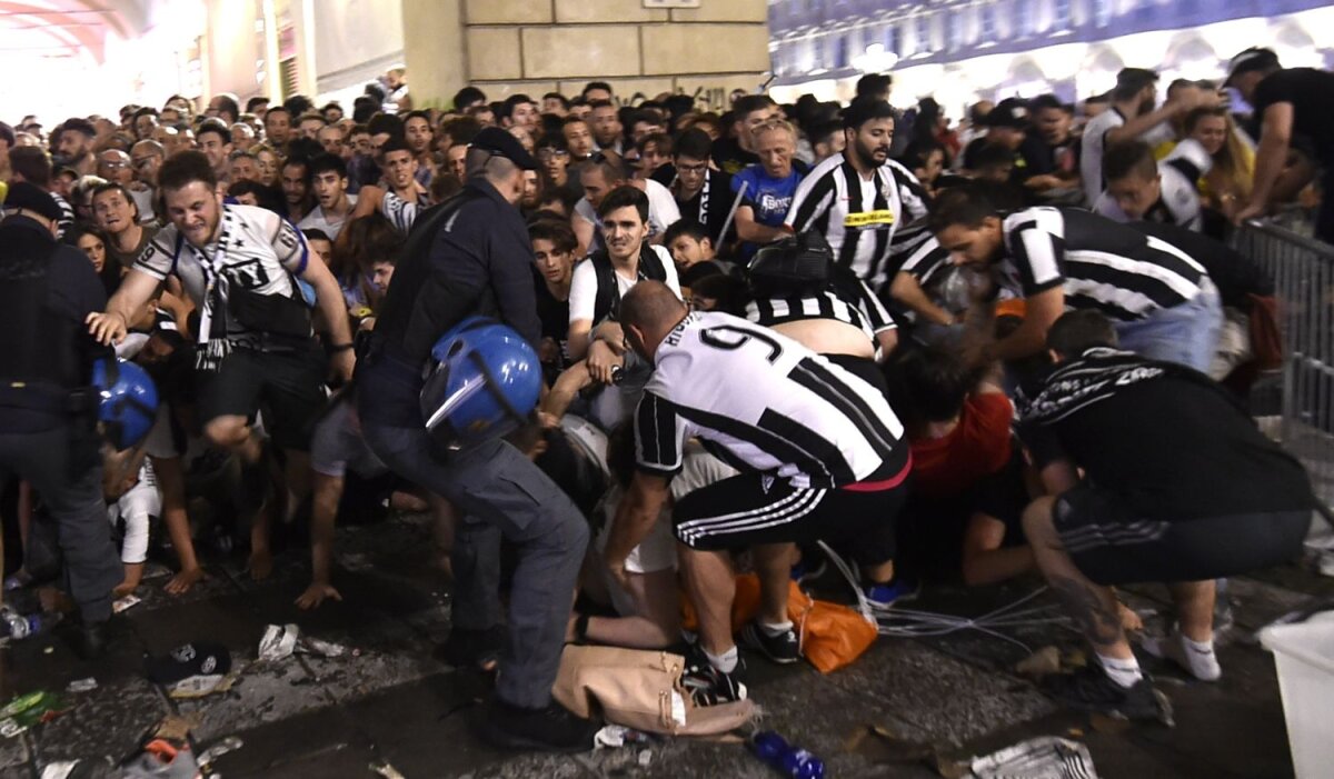 VIDEO UPDATE: Sute de răniți! Panică generală la Torino: suporterii care urmăreau meciul la stadion au început să fugă pe neașteptate. Atenție: imagini dure!