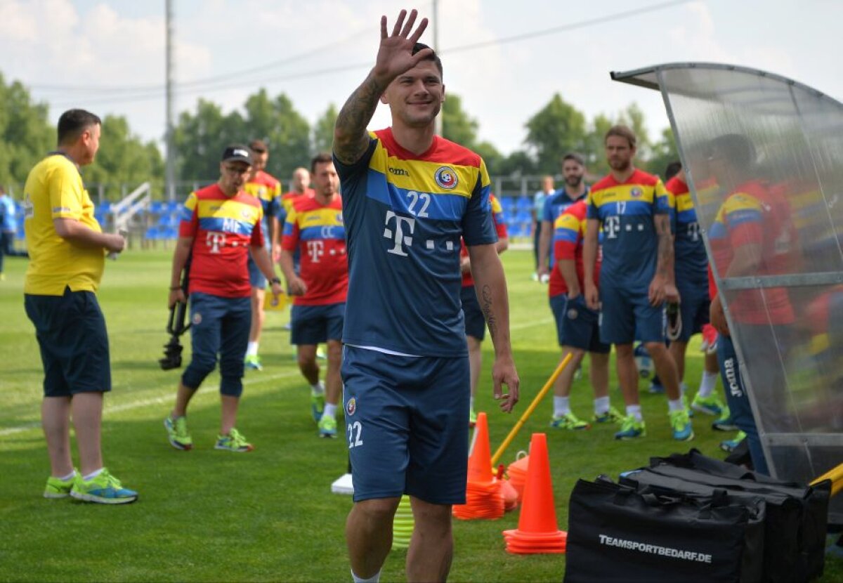 VIDEO+FOTO Antrenament cu public pentru "tricolori" » 25 din 26 de jucători s-au prezentat astăzi sub comanda lui Daum + Alibec cel mai iubit de fani