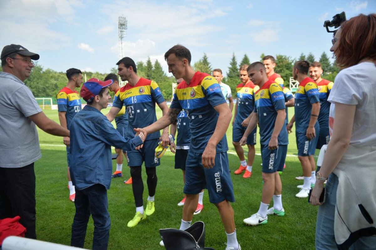 VIDEO+FOTO Antrenament cu public pentru "tricolori" » 25 din 26 de jucători s-au prezentat astăzi sub comanda lui Daum + Alibec cel mai iubit de fani