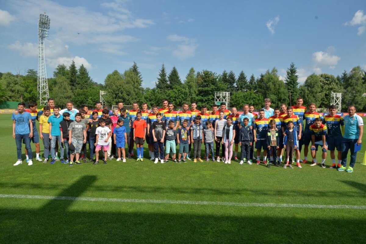 VIDEO+FOTO Antrenament cu public pentru "tricolori" » 25 din 26 de jucători s-au prezentat astăzi sub comanda lui Daum + Alibec cel mai iubit de fani