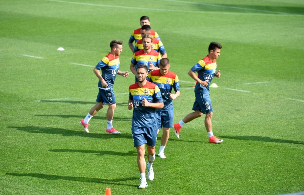 VIDEO+FOTO Antrenament cu public pentru "tricolori" » 25 din 26 de jucători s-au prezentat astăzi sub comanda lui Daum + Alibec cel mai iubit de fani