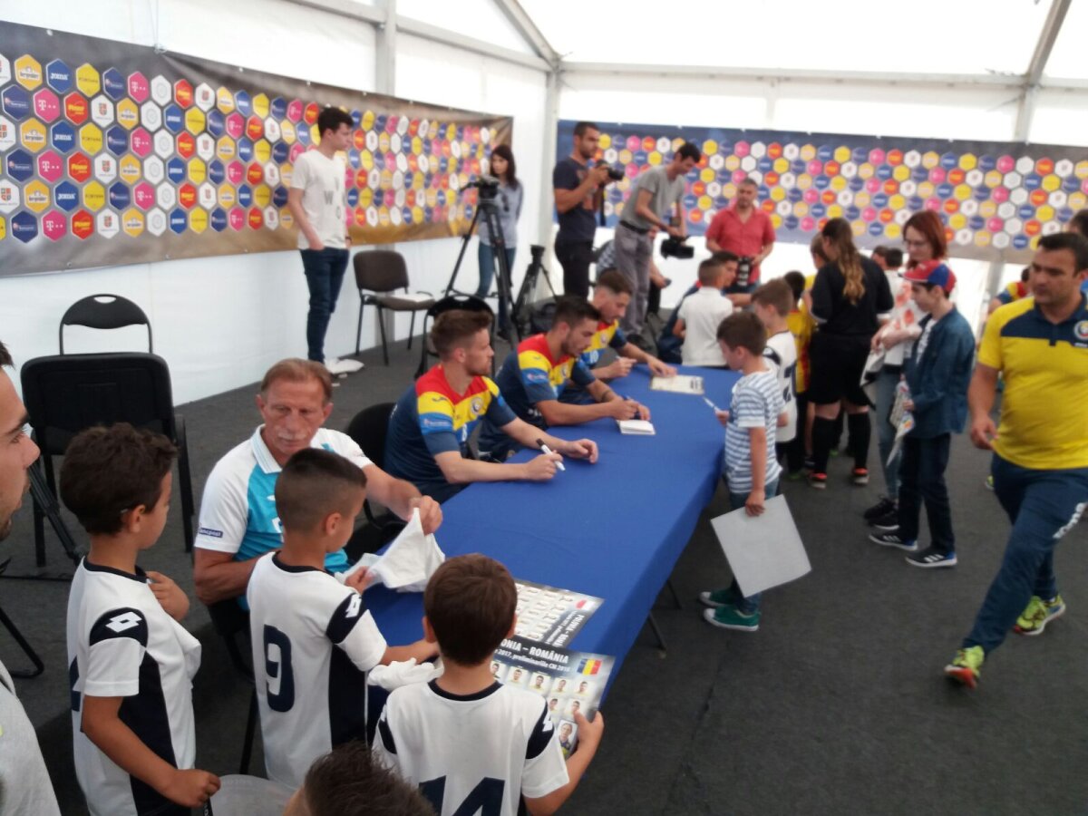 VIDEO+FOTO Antrenament cu public pentru "tricolori" » 25 din 26 de jucători s-au prezentat astăzi sub comanda lui Daum + Alibec cel mai iubit de fani