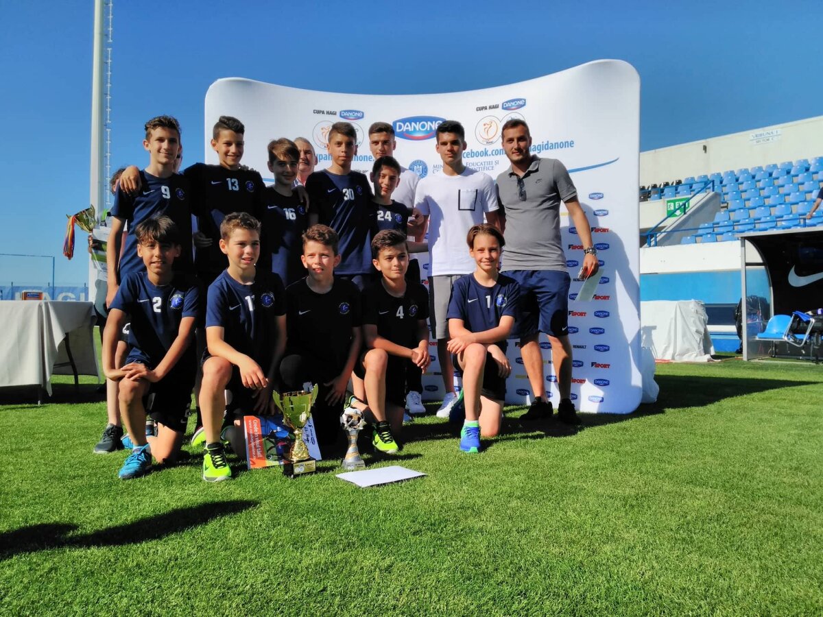 FOTO "Barça" de Cluj merge la New York » Luceafărul a câștigat Cupa Hagi-Danone și a fost premiată de fiul "Regelui"