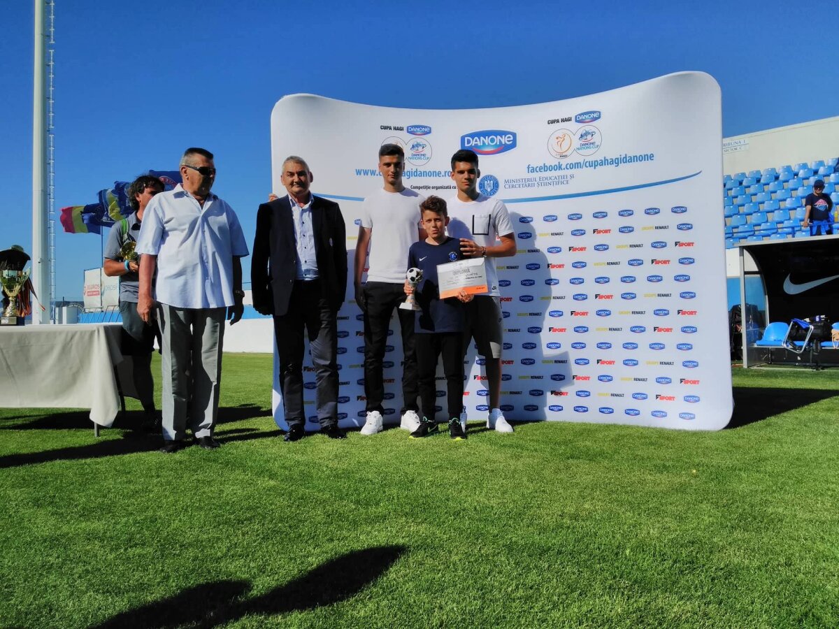 FOTO "Barça" de Cluj merge la New York » Luceafărul a câștigat Cupa Hagi-Danone și a fost premiată de fiul "Regelui"