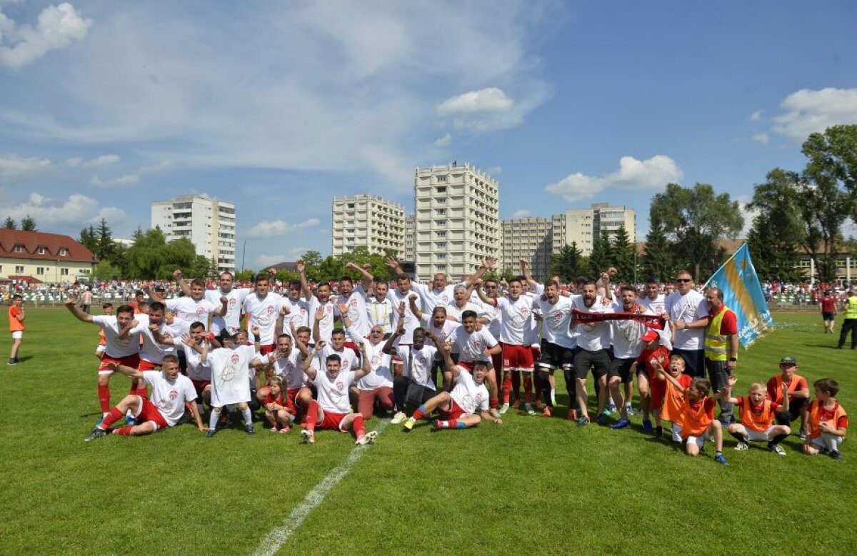 FOTO+VIDEO Superreportaj din localitatea românească în care oamenii nu sunt în majoritate suporteri steliști » Sepsi, gașca lui Attila