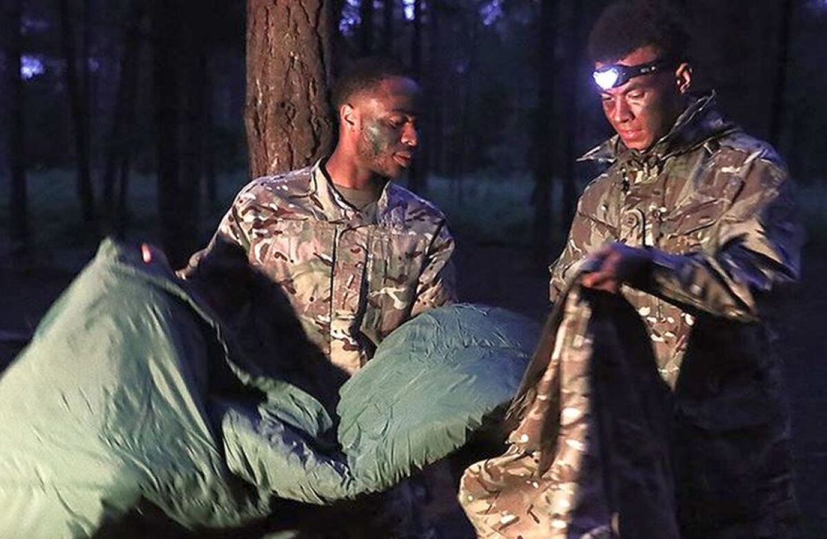 GALERIE FOTO Imagini GENIALE! S-au pregătit 48 de ore într-o bază militară: fotbaliști de sute de milioane de euro, aruncați în mlaștini și puși să supraviețuiască în pădure!