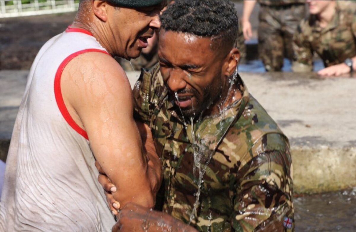 GALERIE FOTO Imagini GENIALE! S-au pregătit 48 de ore într-o bază militară: fotbaliști de sute de milioane de euro, aruncați în mlaștini și puși să supraviețuiască în pădure!