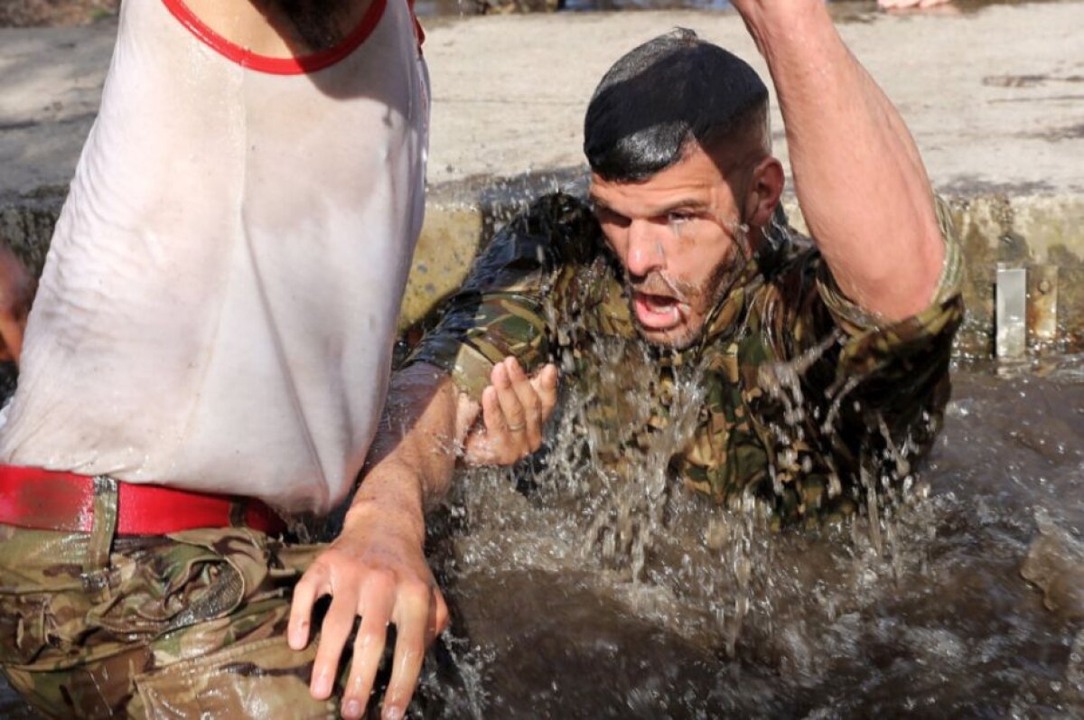 GALERIE FOTO Imagini GENIALE! S-au pregătit 48 de ore într-o bază militară: fotbaliști de sute de milioane de euro, aruncați în mlaștini și puși să supraviețuiască în pădure!