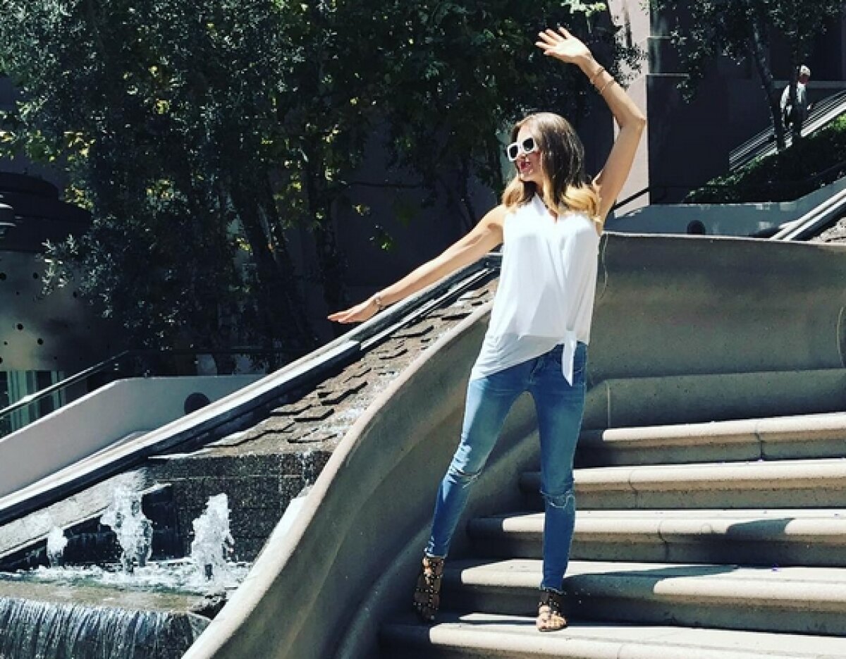 FOTO Sexy-jurnalista lui Hummels » O soție cum rar vezi: nu se plictisește deloc când Mats e în cantonament :)