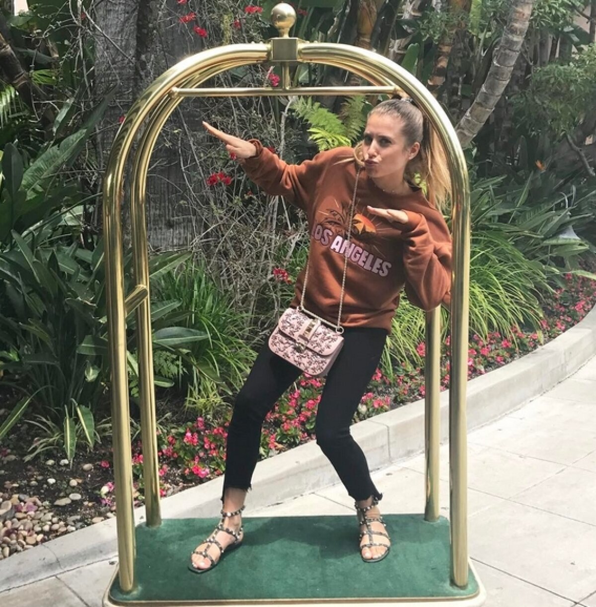 FOTO Sexy-jurnalista lui Hummels » O soție cum rar vezi: nu se plictisește deloc când Mats e în cantonament :)